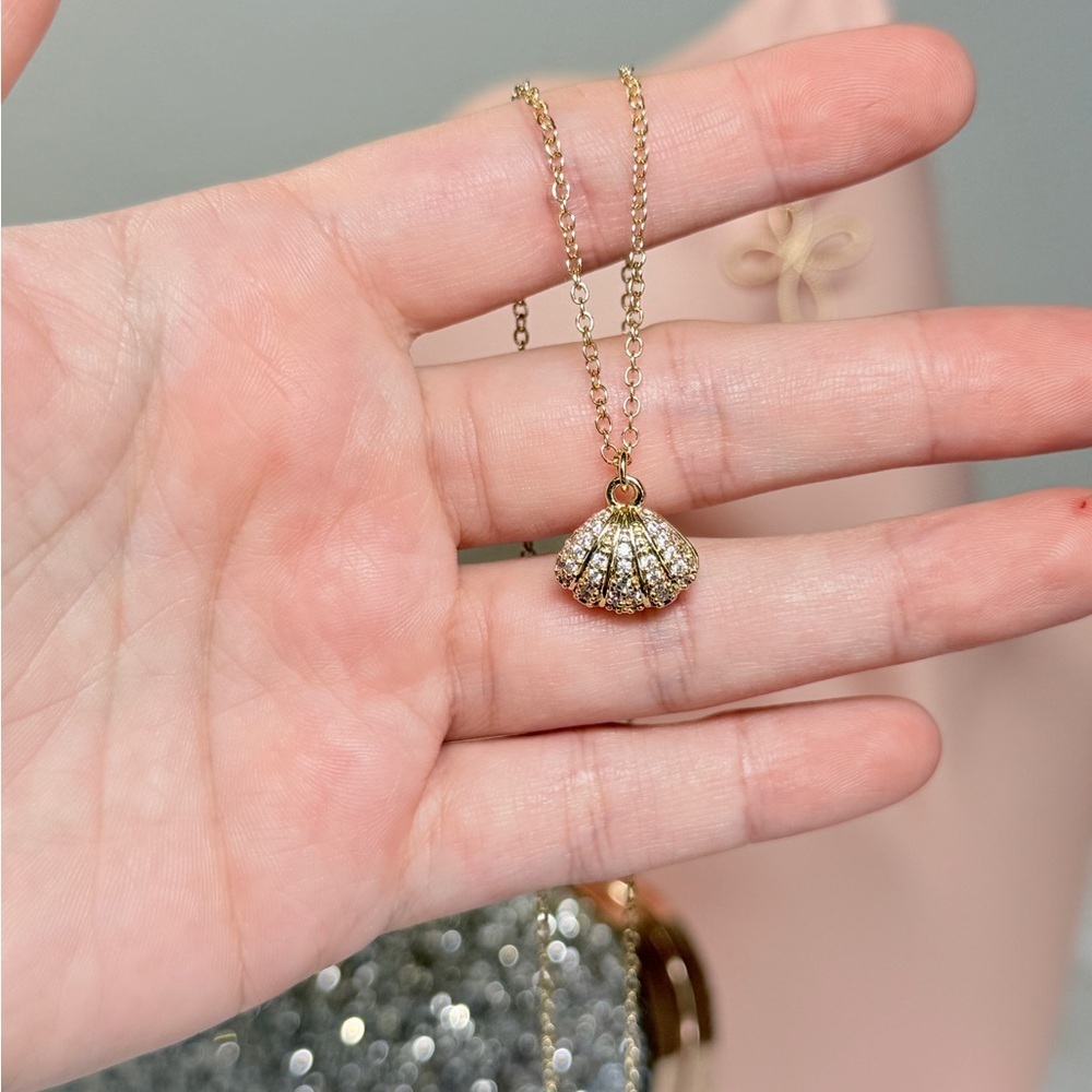 Elegant Gold Shell Pendant Necklace - Picture 5 of 10